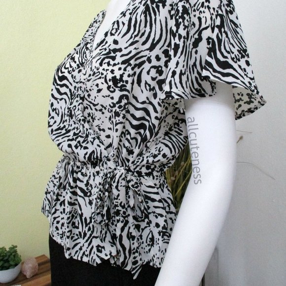 Animal Print Surplice Top Size Large - Picture 3 of 4